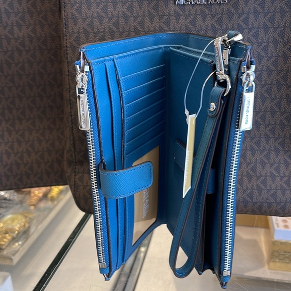 MICHAEL KORS
Jet Set Large Leather Smartphone Wristlet Wallet
Teal
NWT - Picture 12 of 16